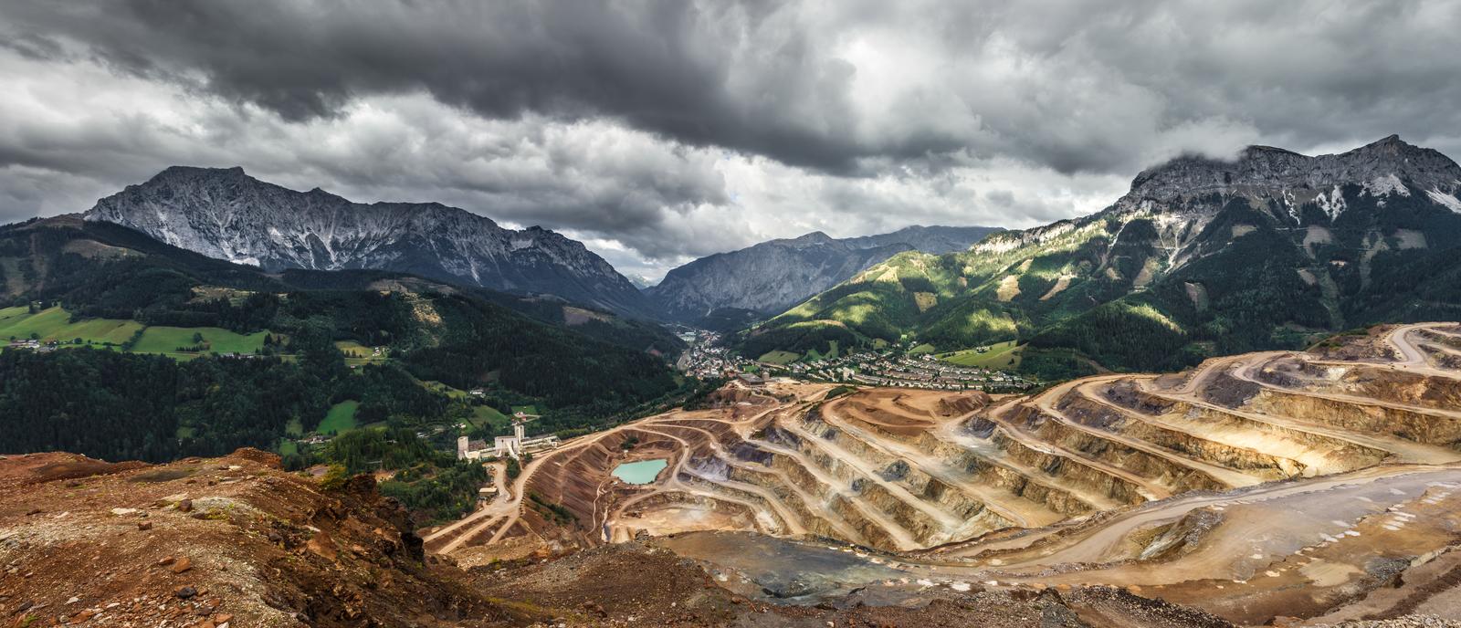 Open pit mine 