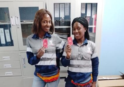 BV Mozambique's women with a card